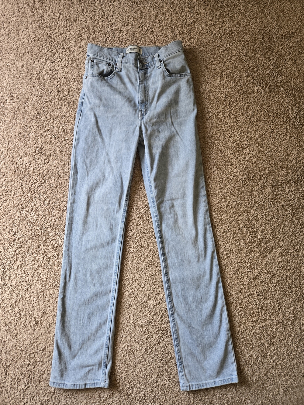 Abercrombie & Fitch The ’90s Straight Ultra High Rise Light Wash Jeans 24 / 00